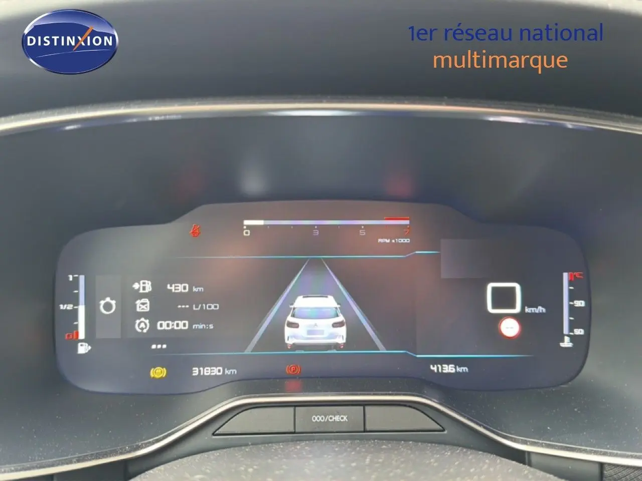 Vue rapprochée du tableau de bord numérique du Citroën C5 Aircross gris platinium, affichant l'interface de conduite assistée.