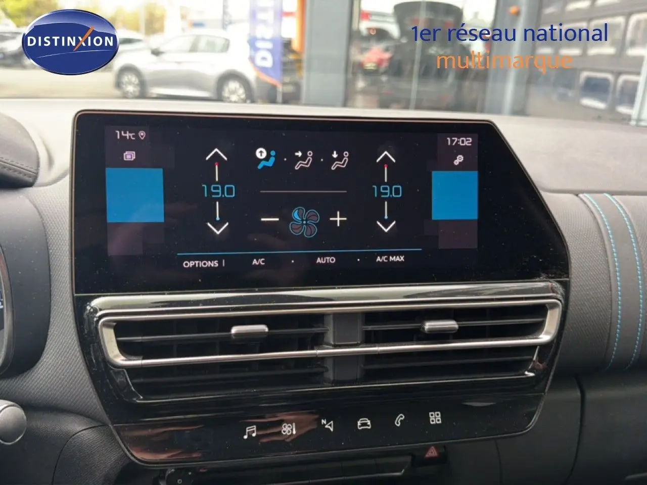 Vue rapprochée de l’écran tactile central et des aérateurs du tableau de bord du Citroën C5 Aircross gris platinium 2022.