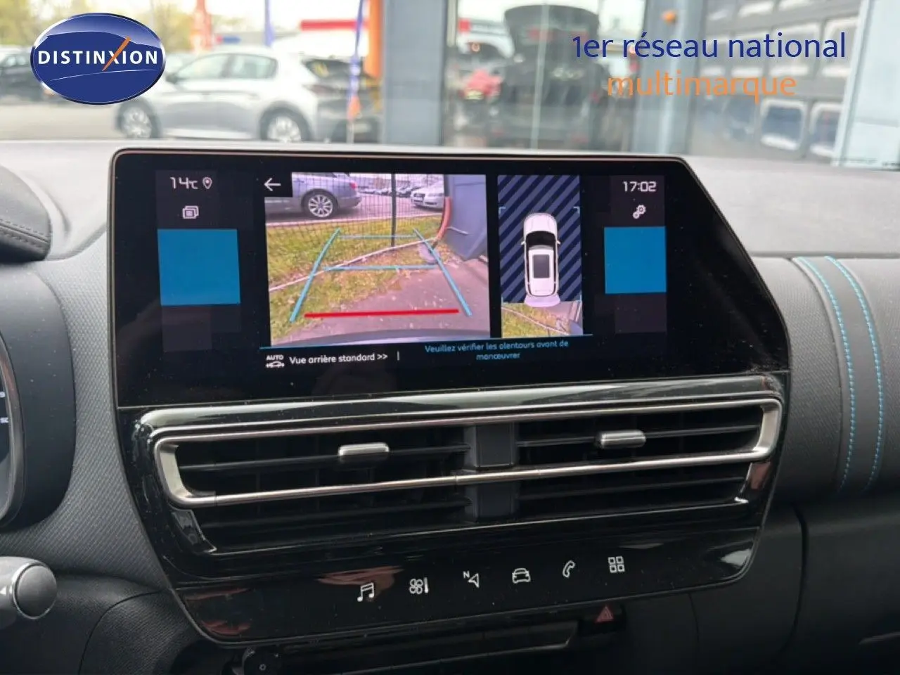 Vue rapprochée de l'écran tactile intérieur du Citroën C5 Aircross 2022 montrant la caméra de recul et l'affichage 360°