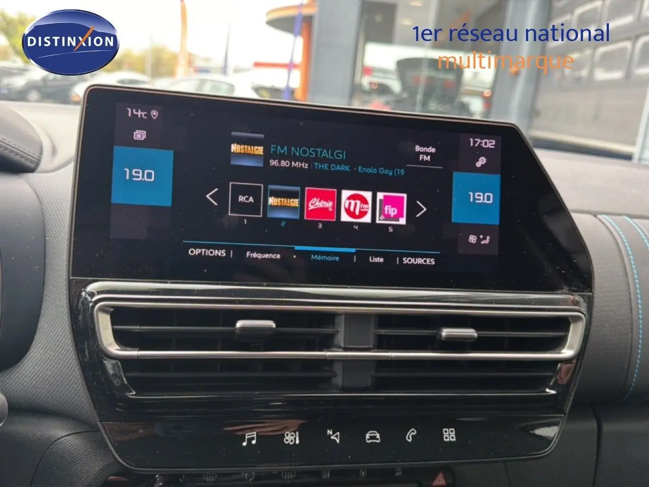 Écran tactile central du tableau de bord du Citroën C5 Aircross 2022, affichant la radio FM et la climatisation.