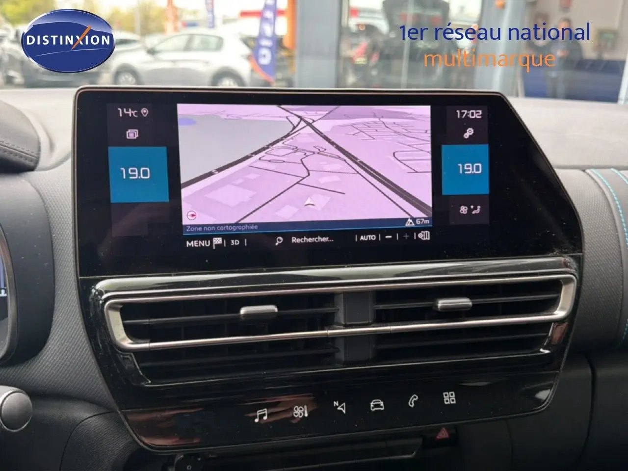 Tableau de bord de Citroën C5 Aircross gris platinium, vue rapprochée de l'écran tactile avec navigation affichée.