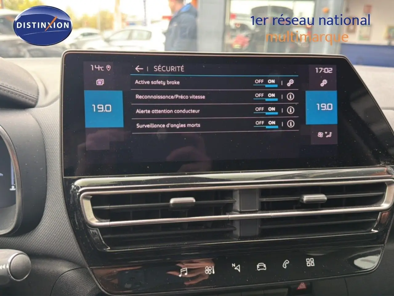 Écran tactile central du tableau de bord du Citroën C5 Aircross 2022, affichant les options de sécurité.