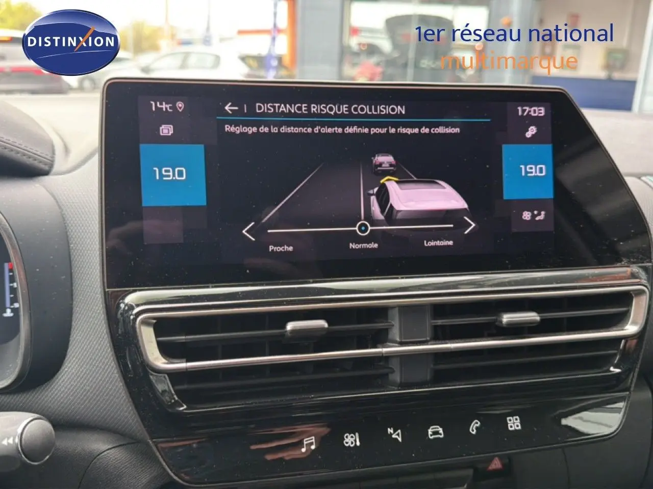 Écran tactile central du tableau de bord du Citroën C5 Aircross 2022 affichant le réglage de la distance de sécurité.