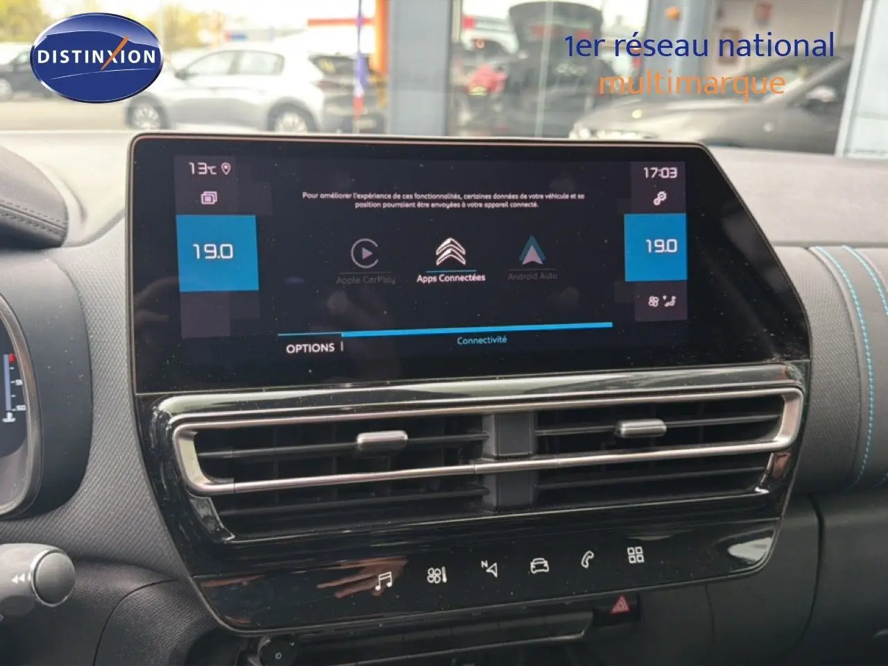 Vue rapprochée de l’écran tactile central du tableau de bord du Citroën C5 Aircross gris platinium, affichant la connectivité.