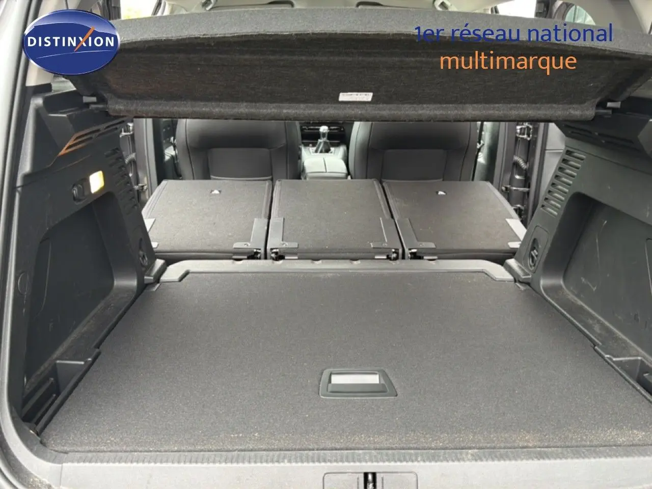Coffre ouvert du Citroën C5 Aircross gris platinium, banquette arrière rabattue vue de l’arrière.