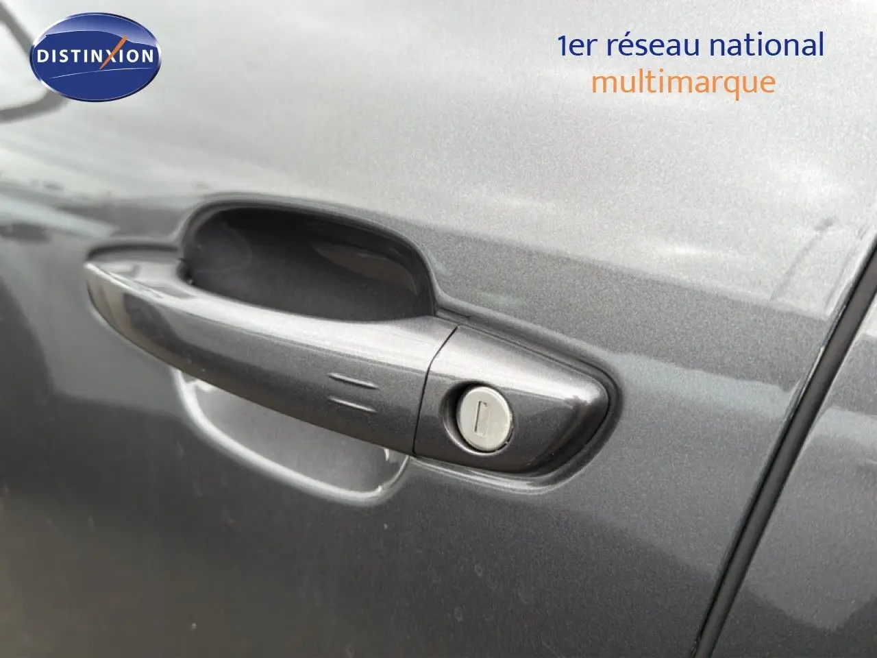 Poignée de porte côté gauche gris platinium d'une Citroën C5 Aircross 2022 en gros plan.