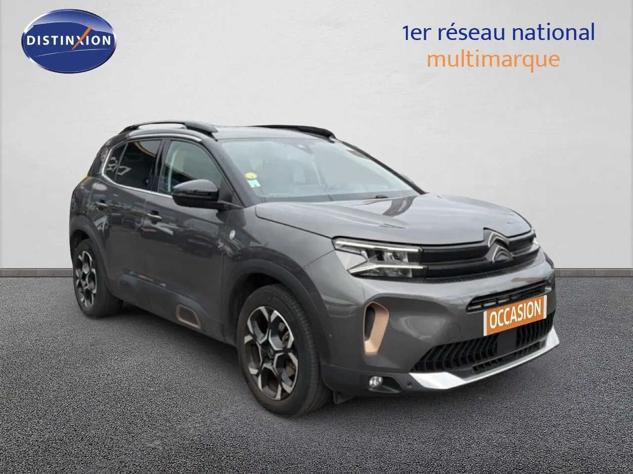 SUV Citroën C5 Aircross gris platinium en 3/4 avant droit, avec jantes bi-ton et détails couleur cuivre.