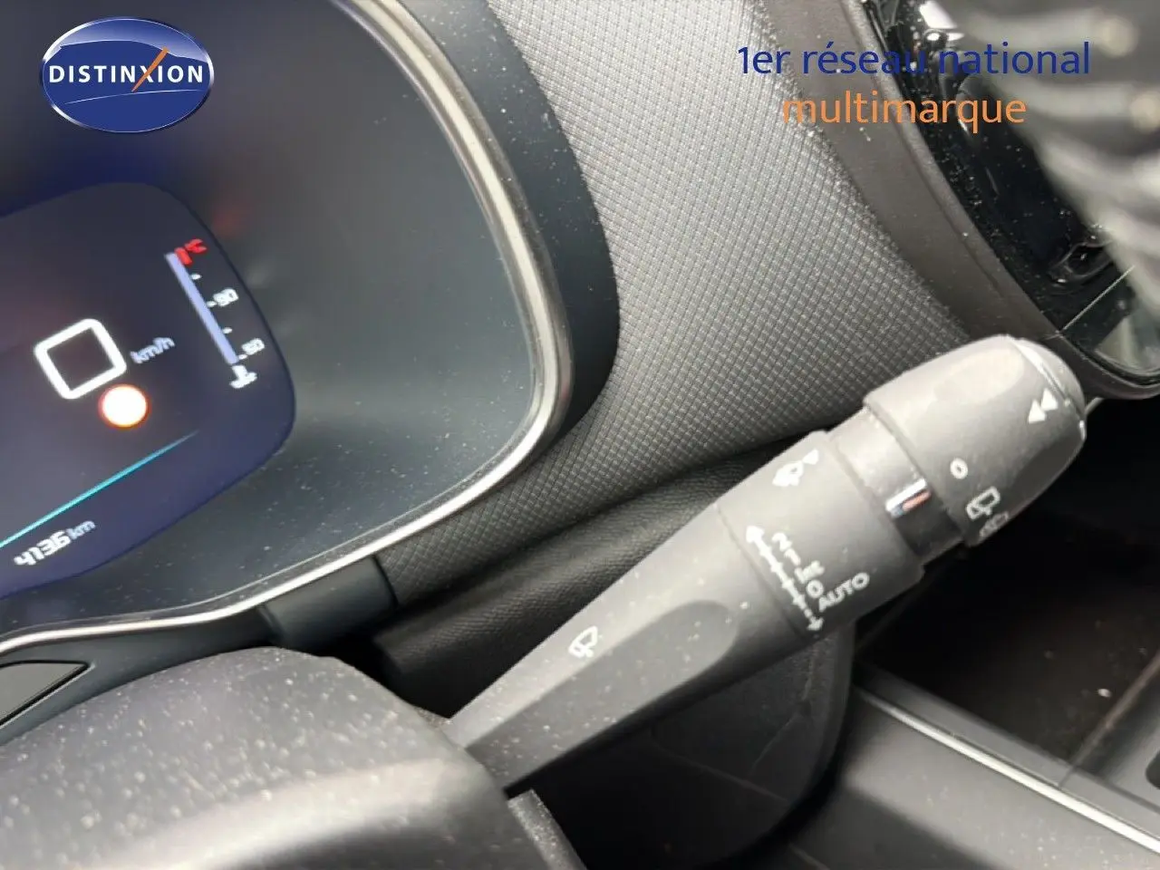 Gros plan sur la commande d’essuie-glace à droite du volant dans l’habitacle gris d’une Citroën C5 Aircross 2022.