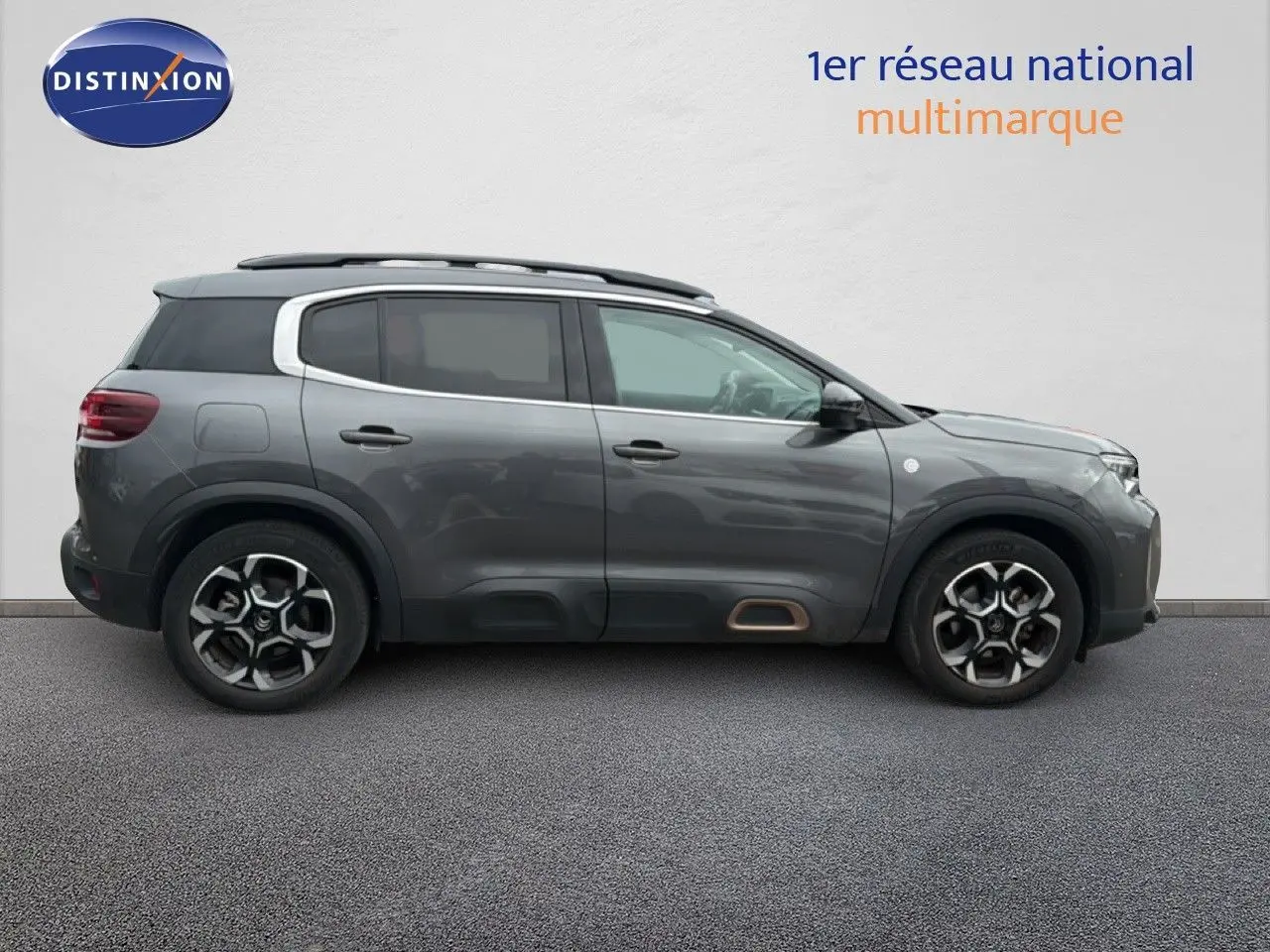 Vue de profil côté gauche d'un Citroën C5 Aircross gris platinium avec jantes bi-ton et toit noir.