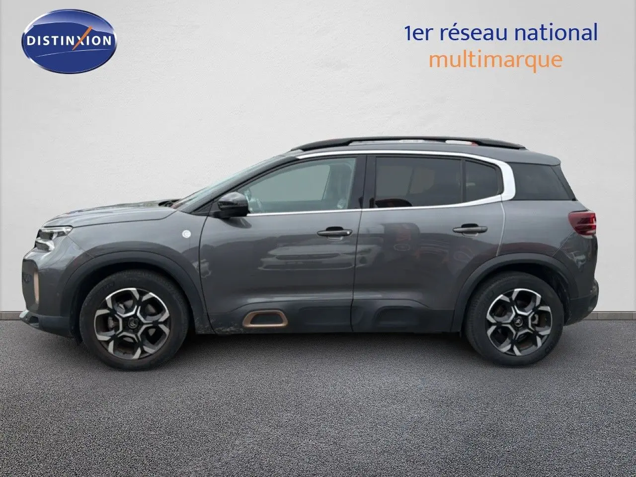 Vue de profil côté gauche d'un Citroën C5 Aircross gris platinium avec jantes bi-ton et toit noir.