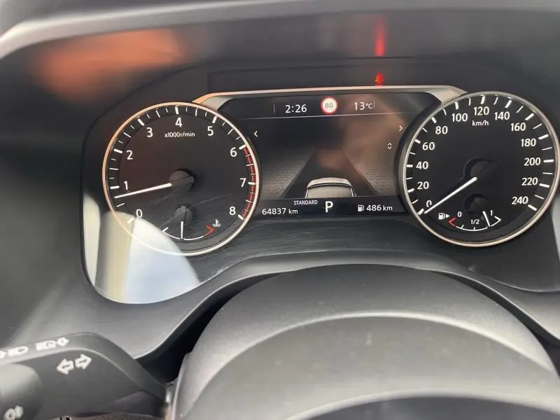 Vue rapprochée du tableau de bord du Nissan Qashqai 1.3 Mild Hybrid 2022, affichant compte-tours, vitesse et écran multifonction.