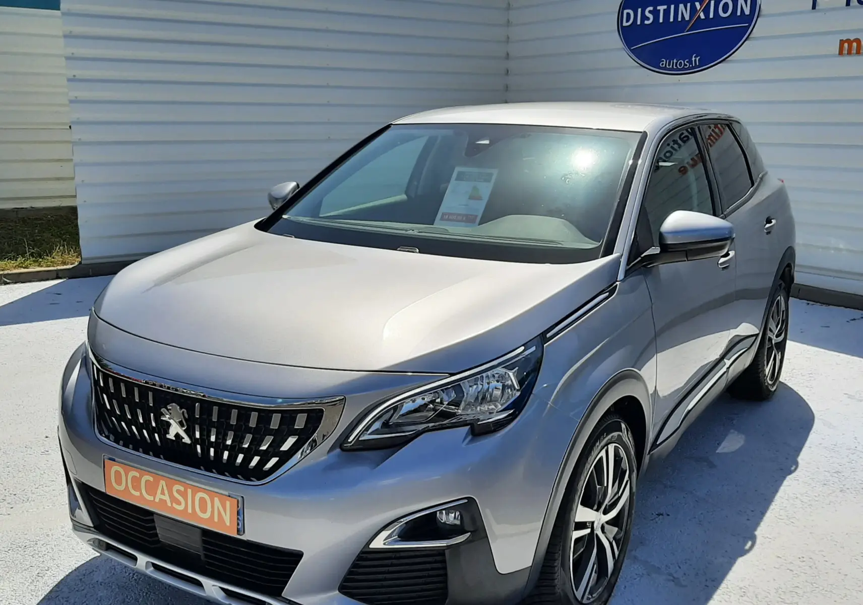 Peugeot 3008 gris Artense en 3/4 avant droit, mettant en valeur sa calandre distinctive et ses jantes alliage.