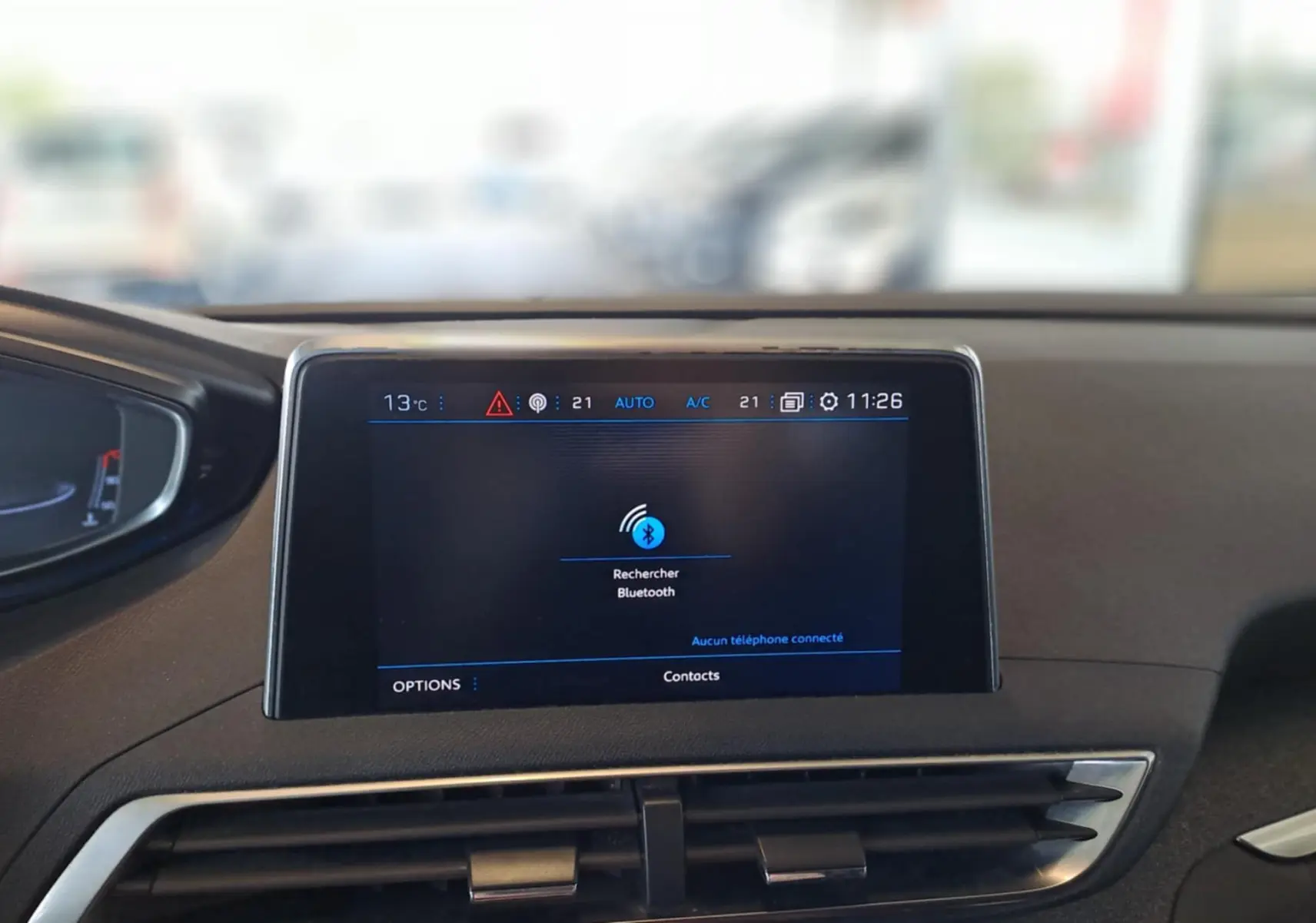 Écran central tactile du tableau de bord du Peugeot 3008 2019, affichant la recherche Bluetooth, intérieur noir.