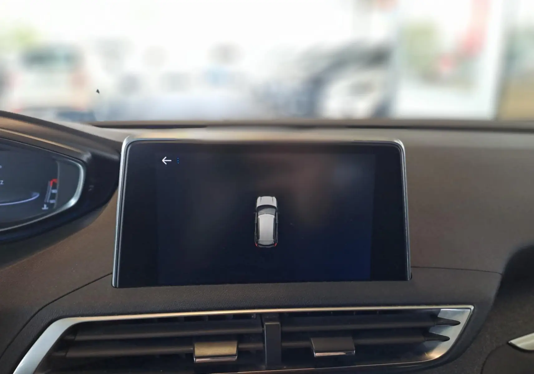 Vue rapprochée de l'écran central du tableau de bord du Peugeot 3008 gris Artense, affichant la caméra de recul.