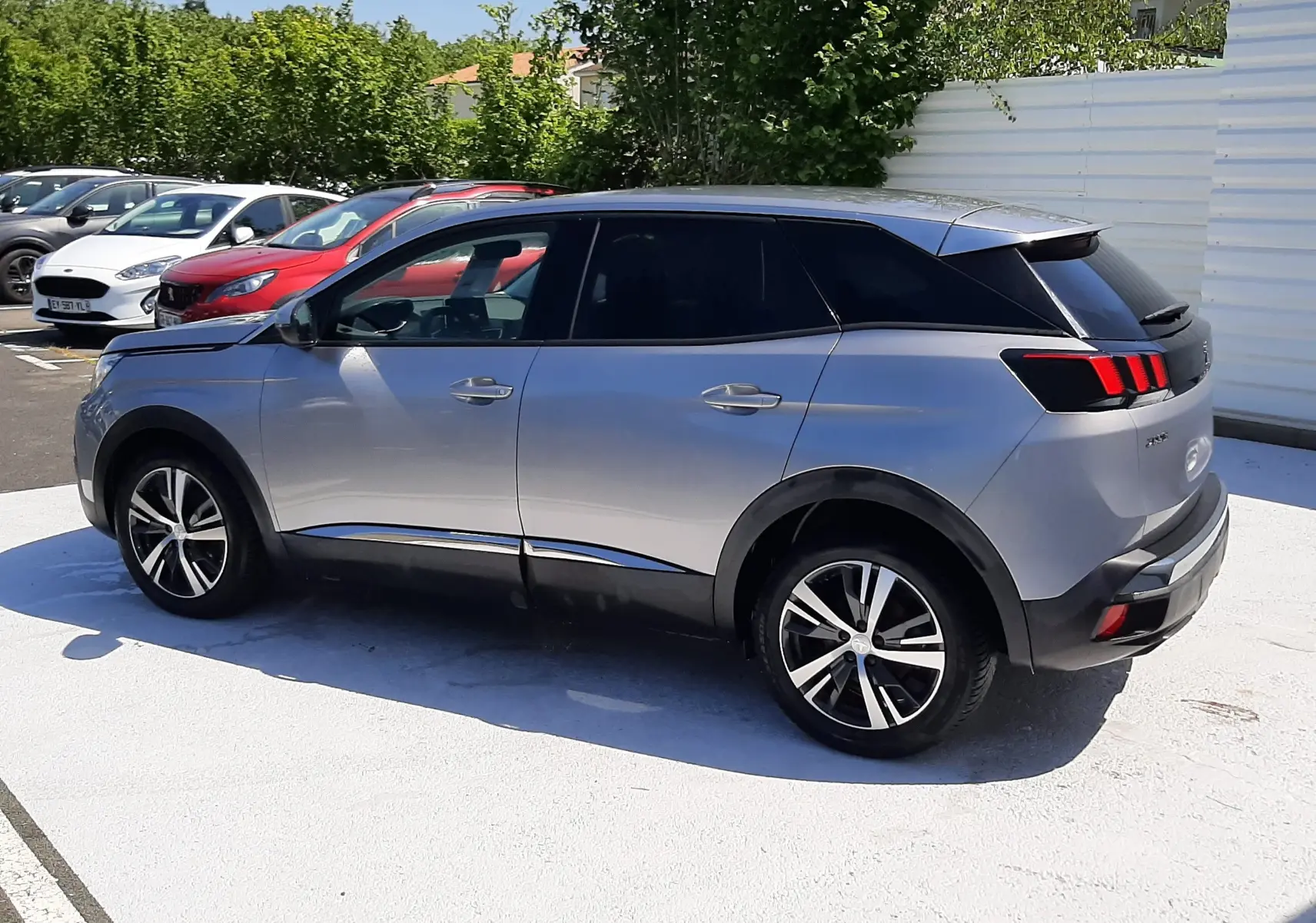 Peugeot 3008 gris Artense vue de profil côté gauche, soulignant ses lignes modernes et jantes alliage bicolores.