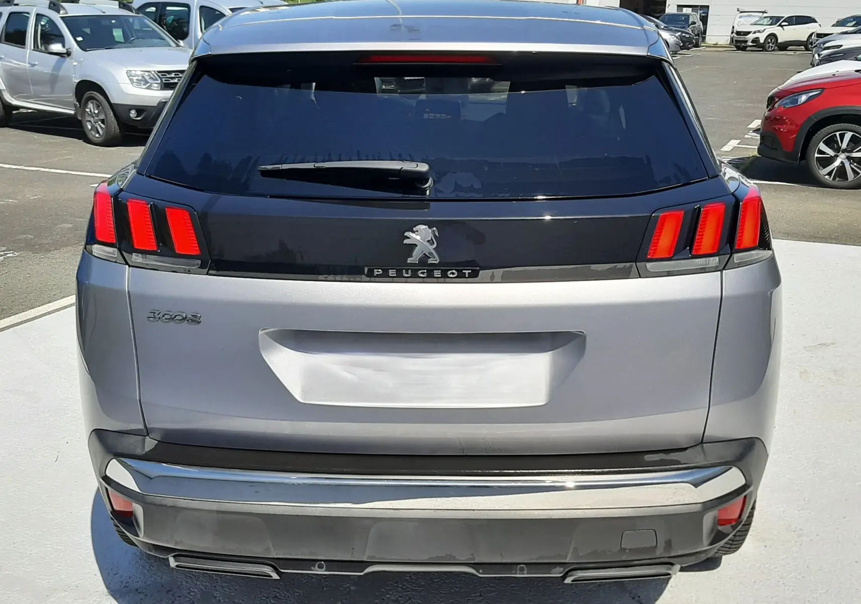 Vue arrière d'un Peugeot 3008 gris Artense avec feux arrière à trois griffes rouges et lunette arrière teintée.
