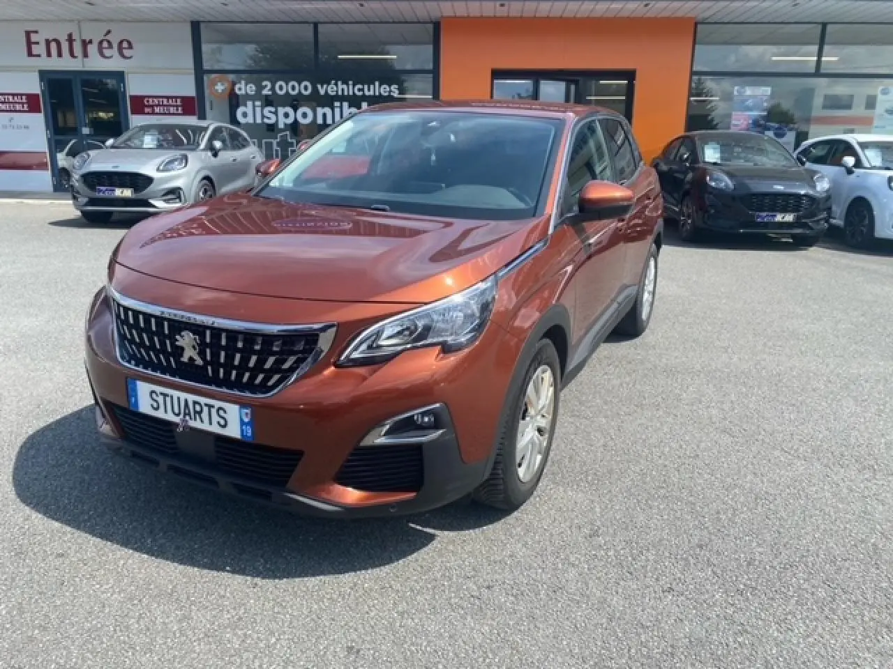 Peugeot 3008 2019 métallisée Copper vue 3/4 avant droit avec calandre distinctive et feux LED diurnes.