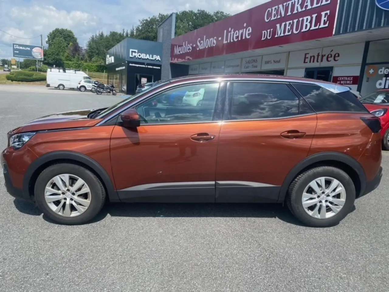 Profil côté gauche d'un Peugeot 3008 2019 métallisé copper avec jantes alliage 17 pouces sur parking extérieur.