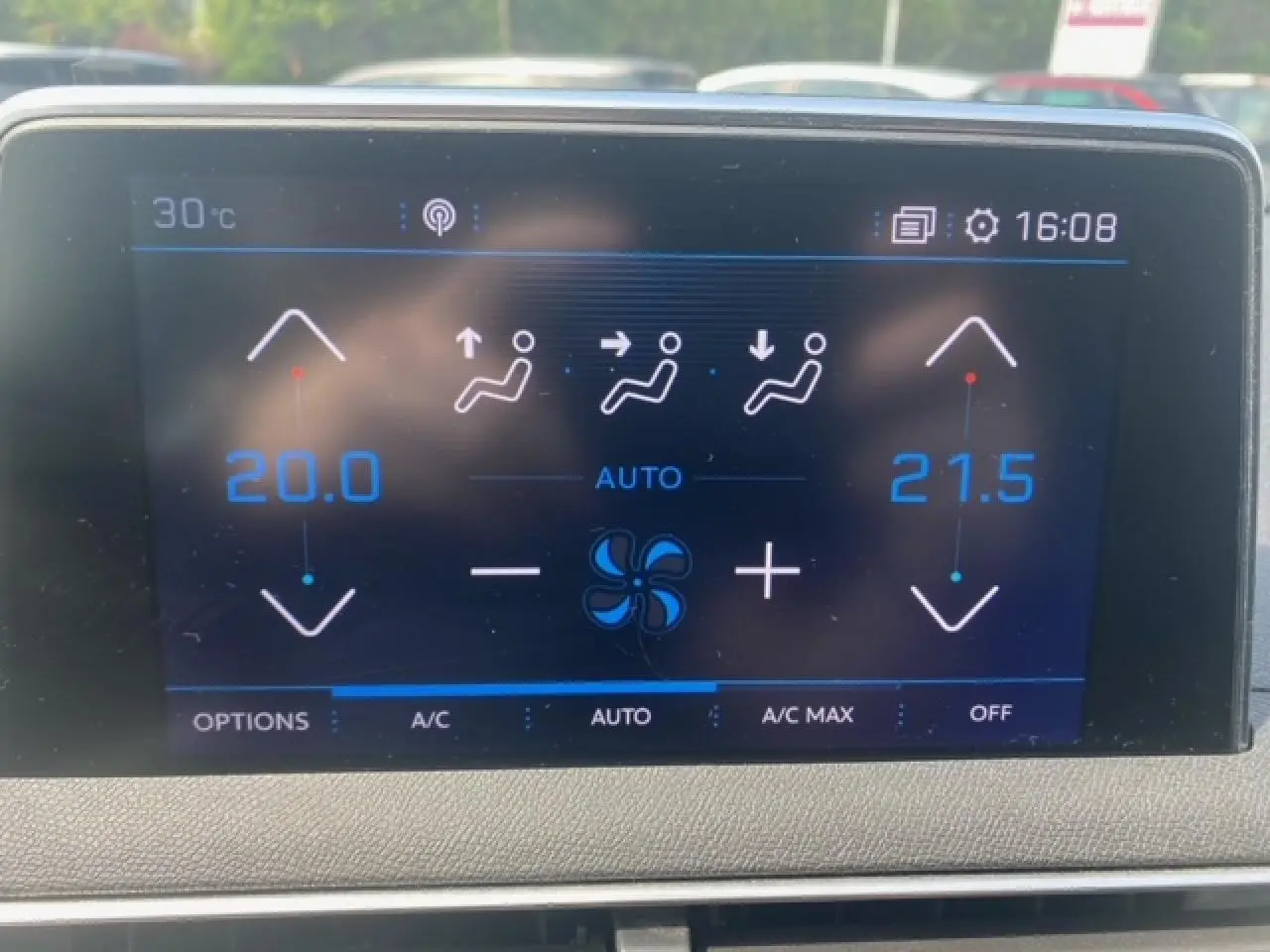 Écran tactile du système de climatisation bi-zone du Peugeot 3008 2019 affichant les réglages à 20°C et 21,5°C.