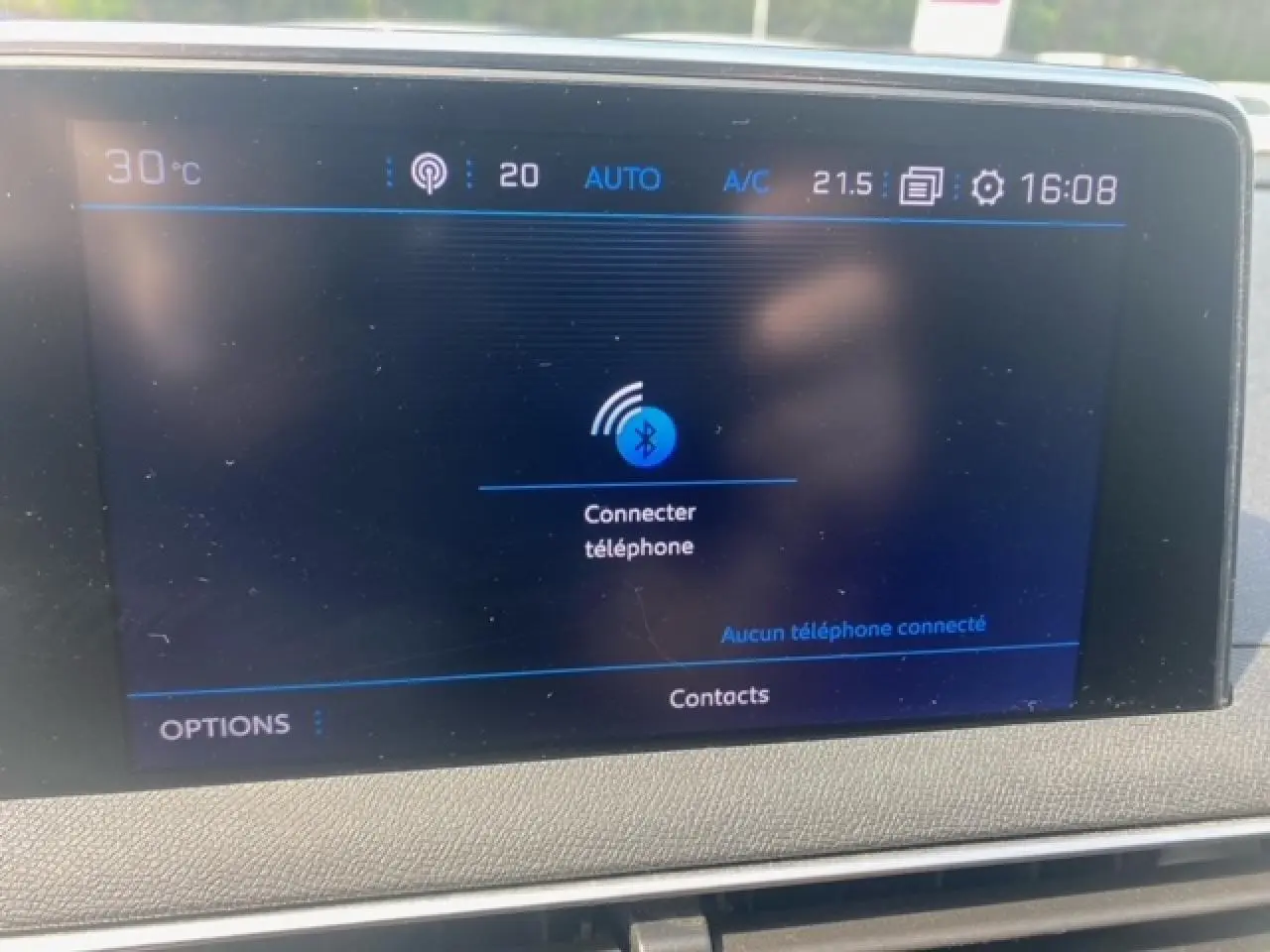 Écran tactile du tableau de bord du Peugeot 3008 affichant la connexion Bluetooth pour téléphone, vue intérieure frontale.