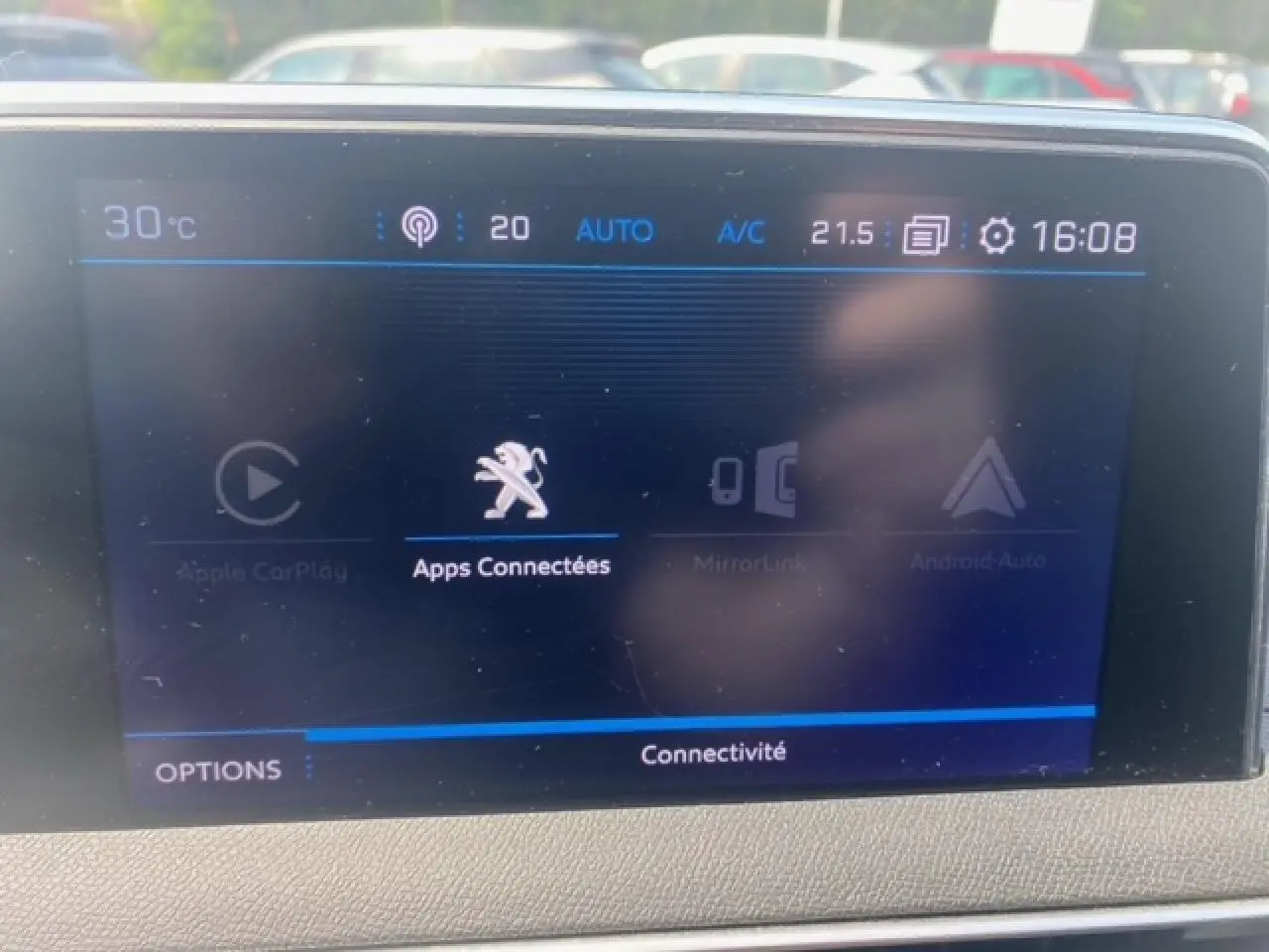 Écran tactile central du Peugeot 3008 2019 affichant les apps connectées avec interface sobre et moderne.