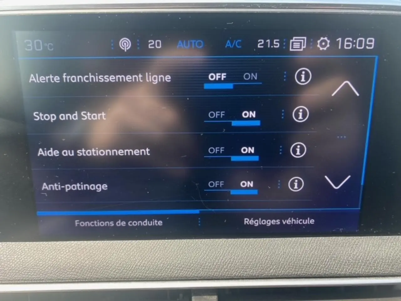 Écran tactile intérieur du Peugeot 3008 affichant les réglages d'aides à la conduite activées.