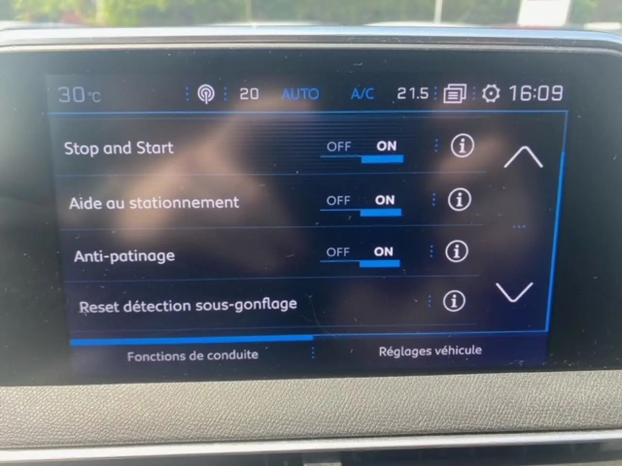 Écran tactile du tableau de bord du Peugeot 3008 2019 affichant les réglages d’aide à la conduite et la température intérieure.