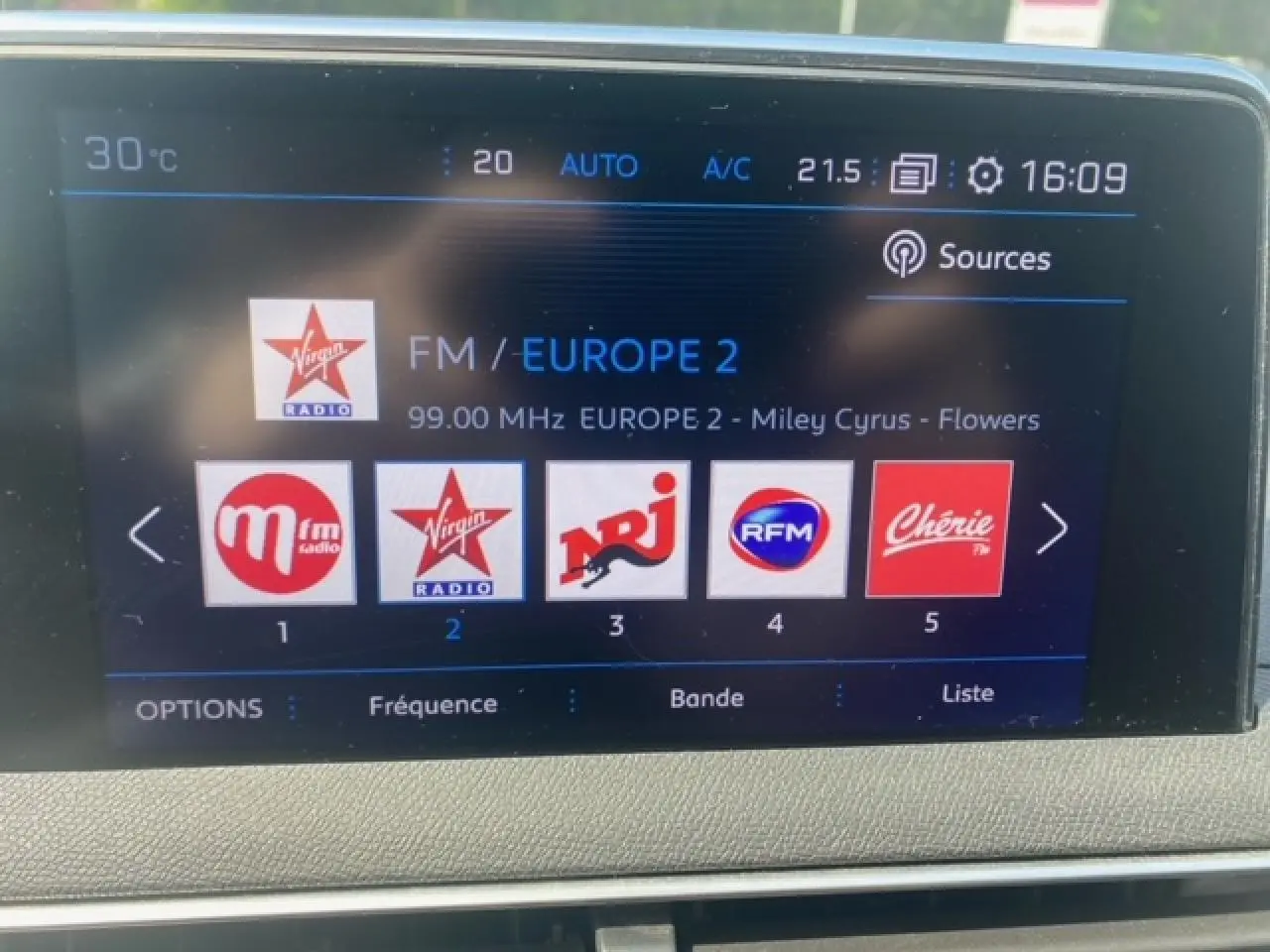Écran tactile du système multimédia du Peugeot 3008 2019 affichant les stations radio FM avec sélection sur Europe 2.