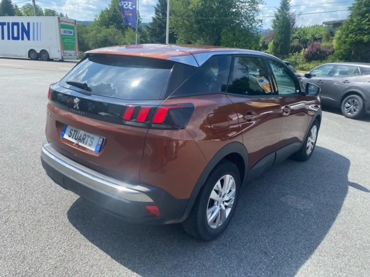 Vue 3/4 arrière droite du Peugeot 3008 2019 métallisé copper avec vitres surteintées et jantes alliage 17 pouces.