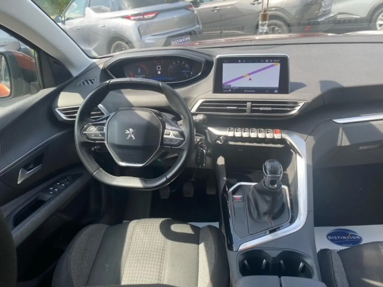 Vue intérieure du tableau de bord et volant du Peugeot 3008 2019, avec écran tactile et levier de vitesses manuel.