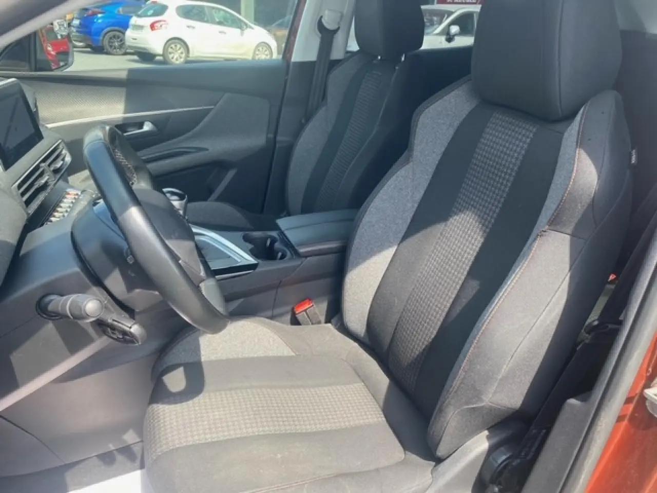 Vue intérieure côté conducteur du Peugeot 3008 2019 Metallic Cooper, mettant en valeur les sièges tissu bicolores et le volant.