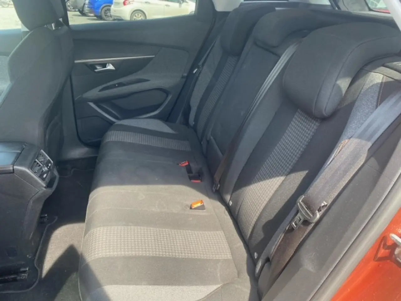 Vue intérieure arrière droite des sièges tissu gris foncé du Peugeot 3008 Metallic Cooper 2019.