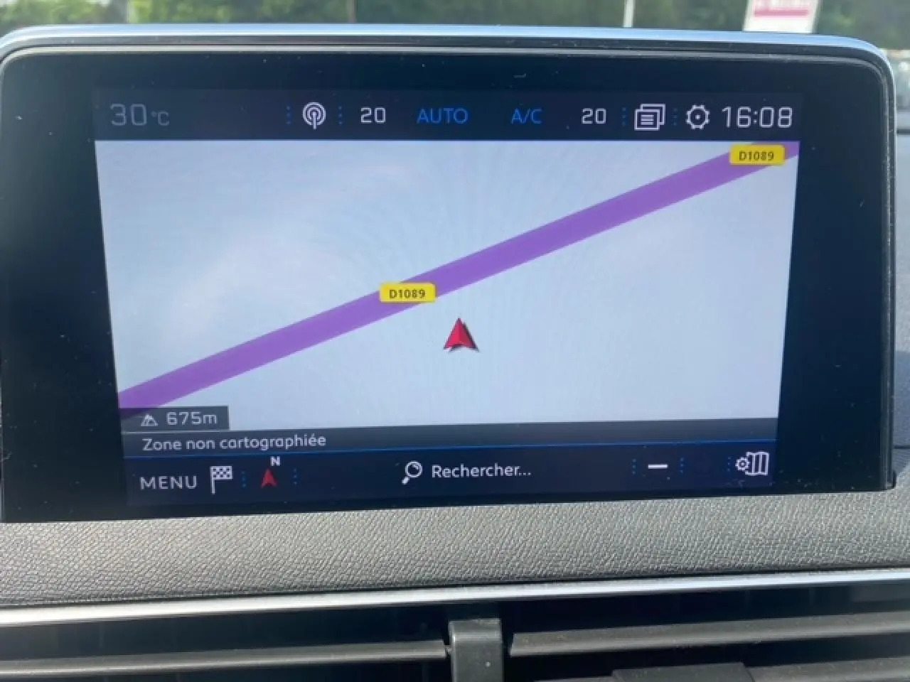 Écran tactile de navigation Peugeot 3008 2019 montrant une carte avec route D1089 et température à 30°C.