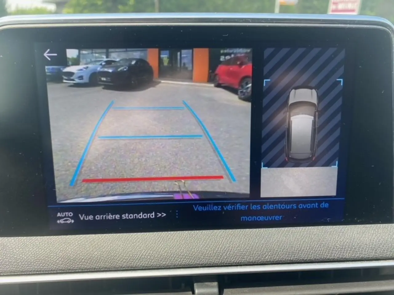 Affichage de la caméra de recul du Peugeot 3008 2019 Metallic Cooper avec aides visuelles au stationnement.