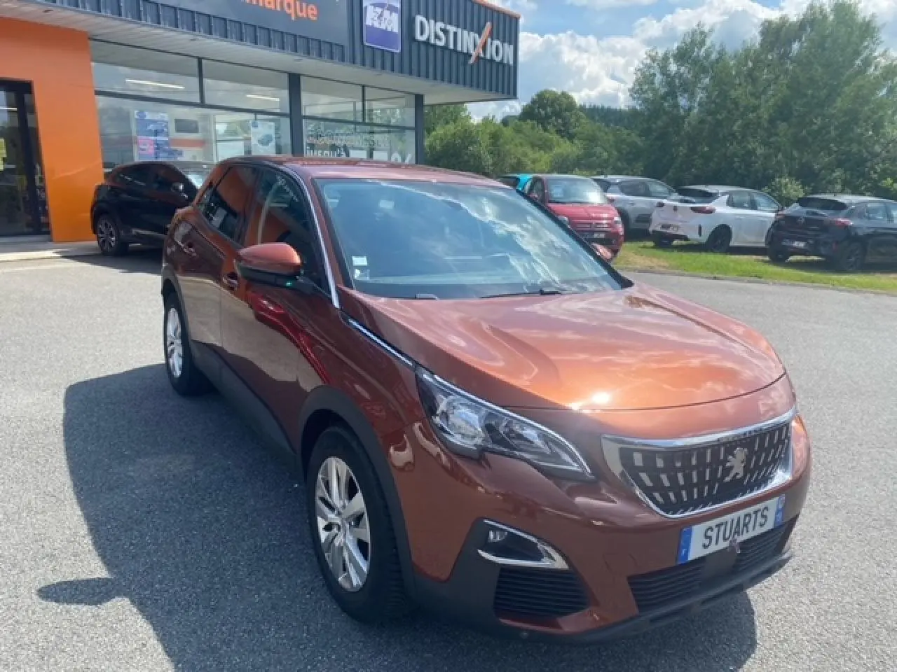 Peugeot 3008 2019 couleur Metallic Cooper vue 3/4 avant droit avec calandre chromée et jantes alliage 17 pouces.