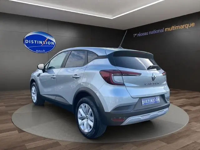 Vue 3/4 arrière droite d'un Renault Captur TCE 90 Evolution gris Highland, avec feux arrière LED et jantes alliage.