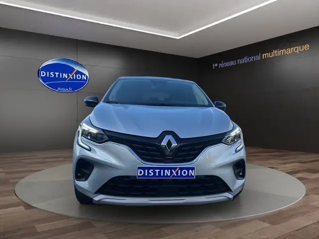 Vue frontale d'un Renault Captur TCE 90 Evolution gris Highland avec calandre noire et éclairage LED distinctif.