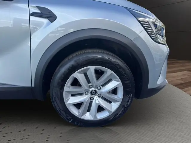 Gros plan sur la roue avant droite du Renault Captur TCe 90 Evolution gris Highland, avec éclairage LED et jante alliage.