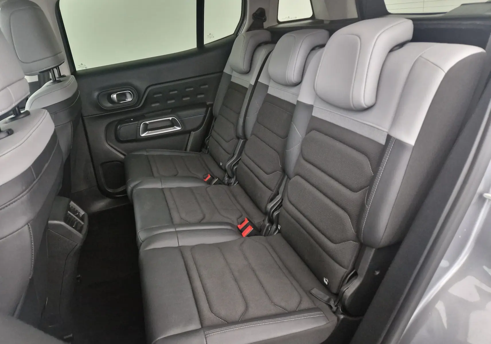 Vue intérieure côté droit des sièges arrière en cuir gris et noir du Citroën C5 Aircross 2024 gris Artense.