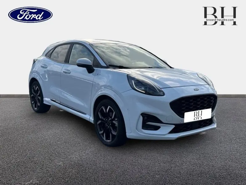 Ford Puma blanc glacier en vue 3/4 avant droit avec jantes noires et calandre imposante noire.
