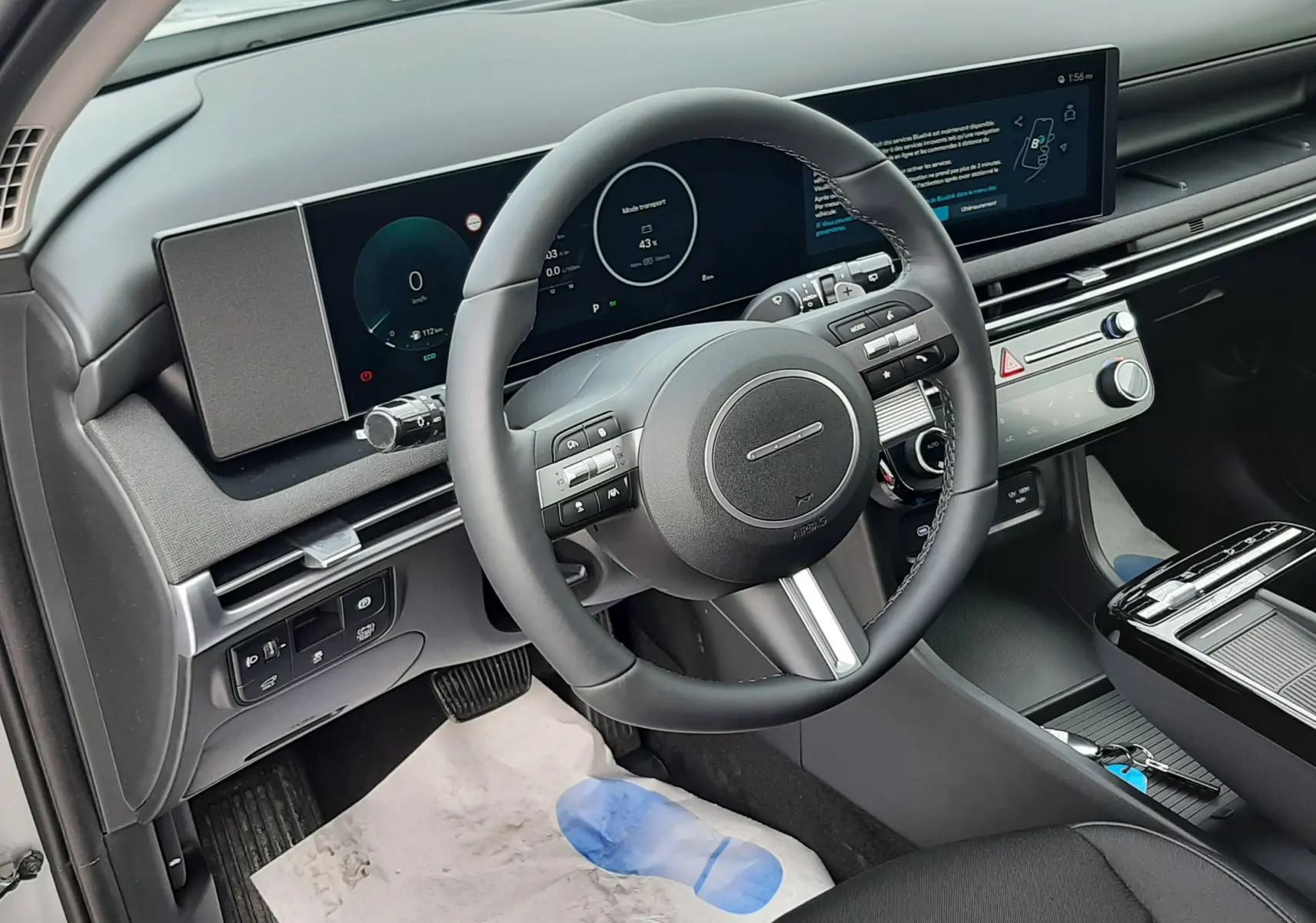 Vue intérieure côté conducteur du Hyundai Tucson 2025 avec tableau de bord numérique et finition noire moderne.