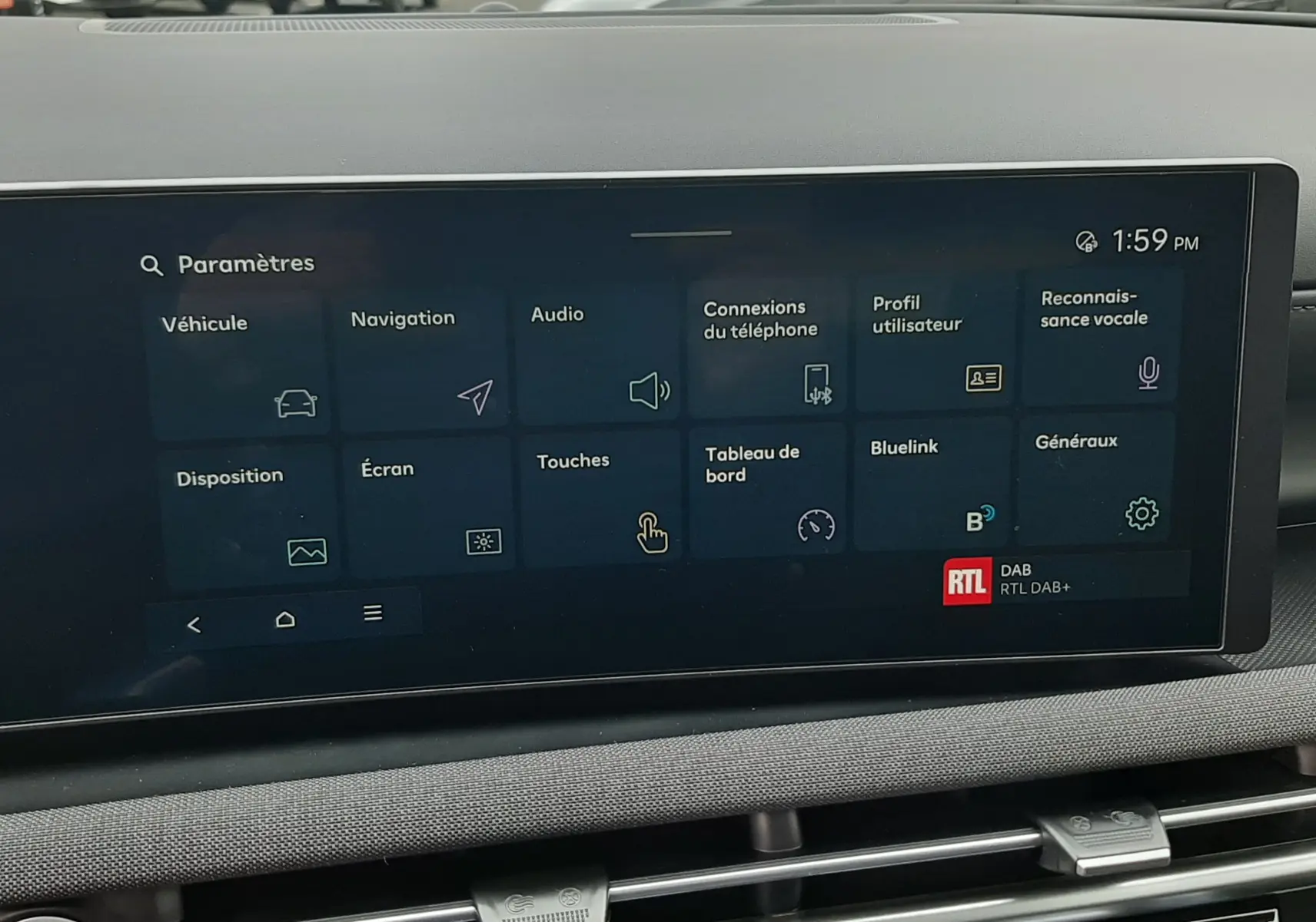 Écran tactile central du tableau de bord du Hyundai Tucson 2025 affichant les réglages et options multimédia.