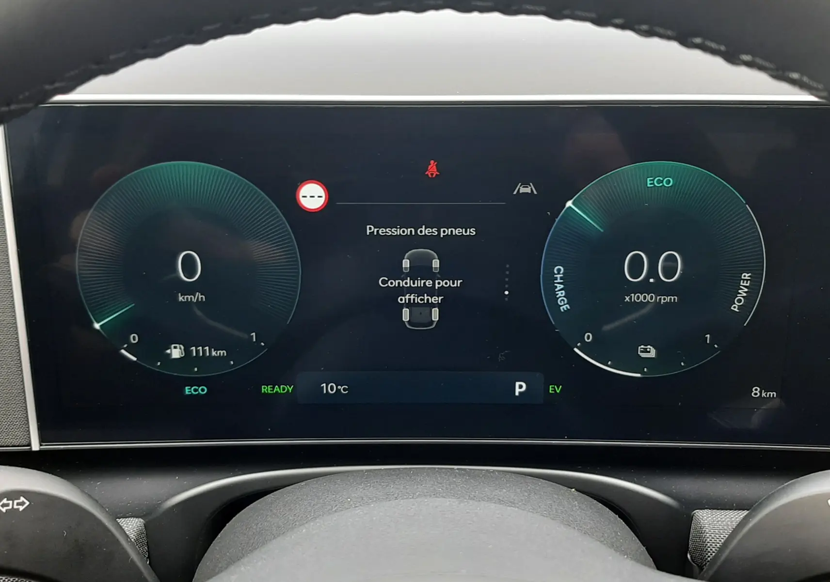 Vue rapprochée du tableau de bord numérique du Hyundai Tucson 2025, affichant la pression des pneus et l'indicateur ECO.