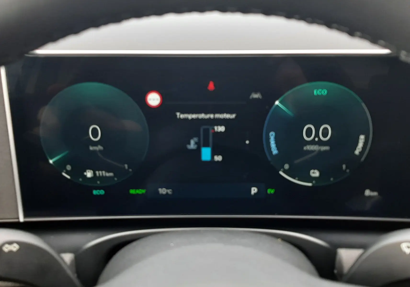 Vue rapprochée du tableau de bord numérique du Hyundai Tucson 2025, affichant la vitesse, régime et température moteur.