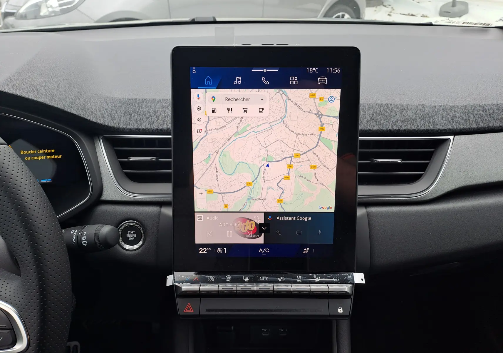 Vue intérieure centrée sur l'écran tactile vertical du tableau de bord du Renault Symbioz 2025, avec commandes climatisation en dessous.