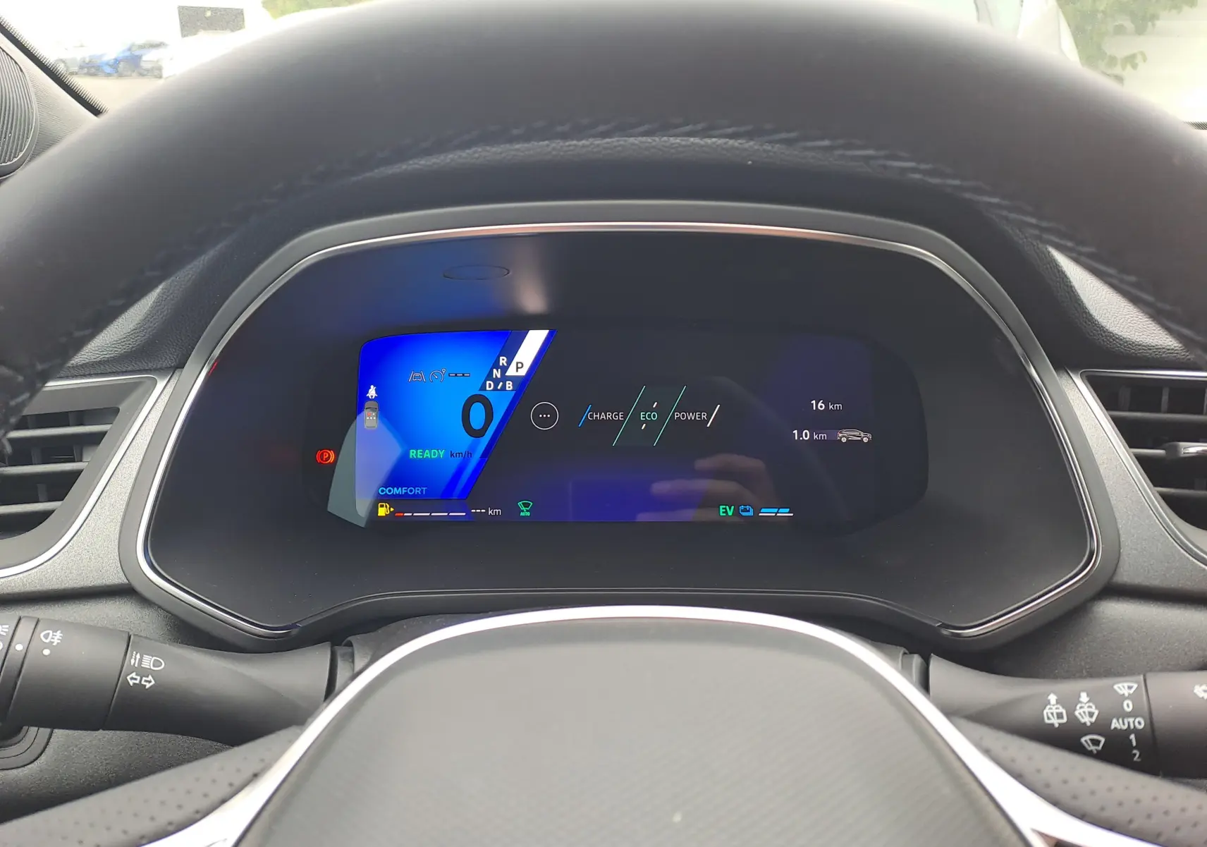 Tableau de bord numérique bleu et noir du Renault Symbioz 2025, affichant les modes de conduite et la vitesse à 0 km/h.