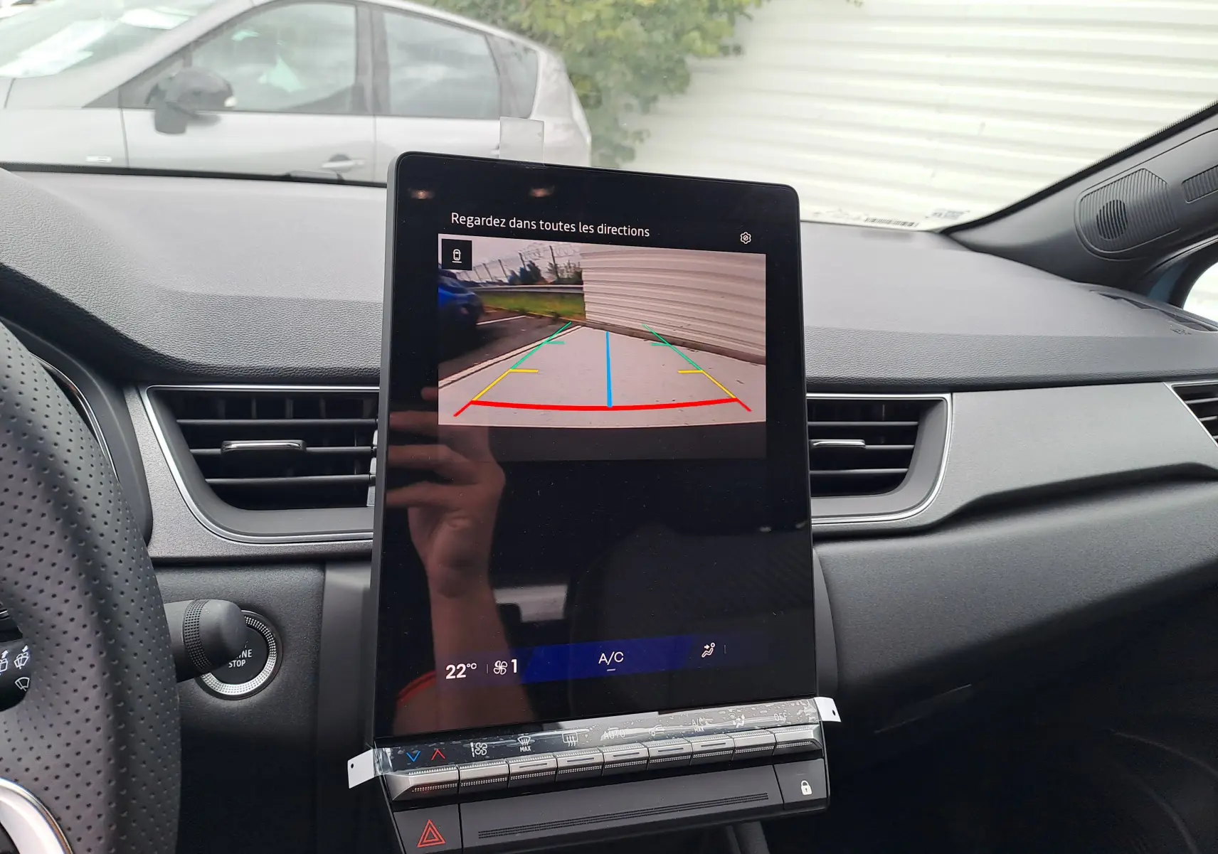 Écran central tactile du tableau de bord du Renault Symbioz bleu Mercure affichant la caméra de recul.