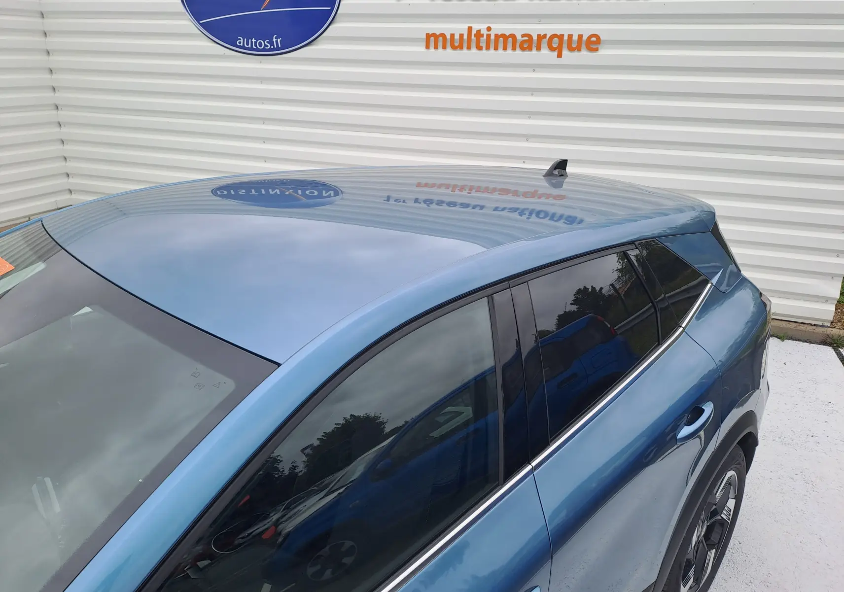 Vue plongeante côté gauche sur le Renault SYMBIOZ bleu mercure, soulignant ses lignes fluides et vitres teintées.