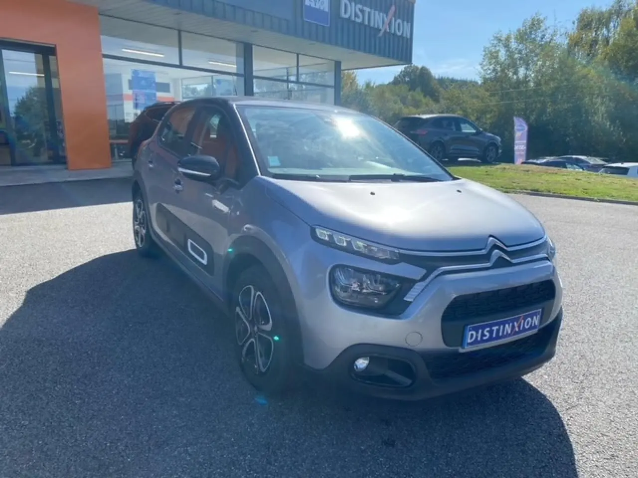 Citroën C3 gris Artense métal vue 3/4 avant droit, avec Airbump noir et jantes 16 pouces design acier.