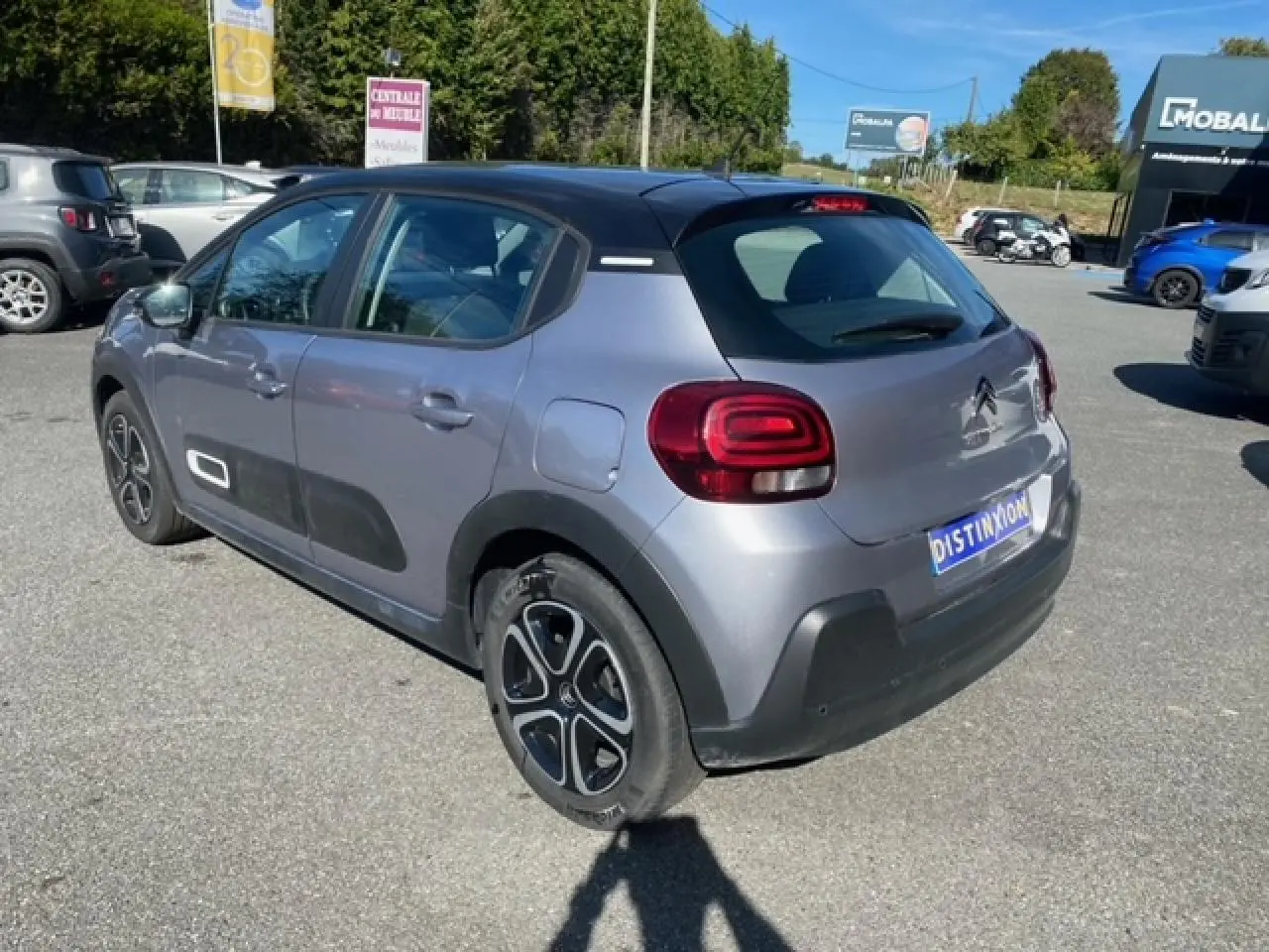 Citroën C3 gris Artense métal vue 3/4 arrière droit avec Airbump noir et feux LED distinctifs.
